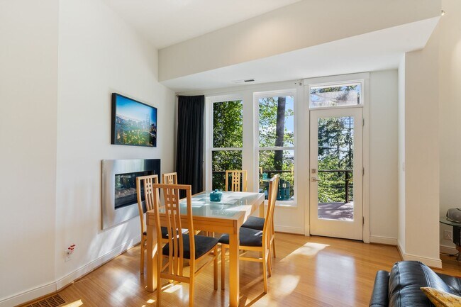 Building Photo - Sleek, spacious 3-bdrm/2.5-bath contemporary in SW Hills. Office, wine cellar, views, near Washin...