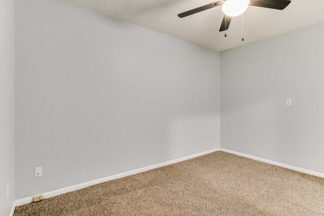 Building Photo - BRIGHT AND BEAUTIFUL DUPLEX CLOSE TO UWF!