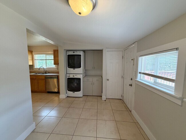Building Photo - 1266 Osceola St