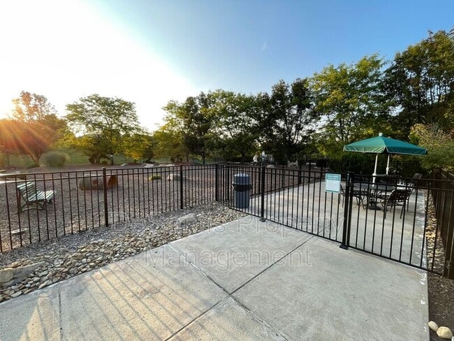 Building Photo - 925 Elm Ct