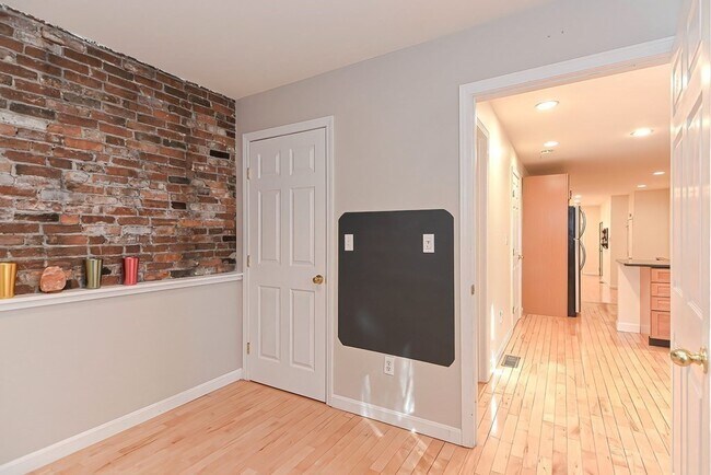 Building Photo - 10 Hancock St