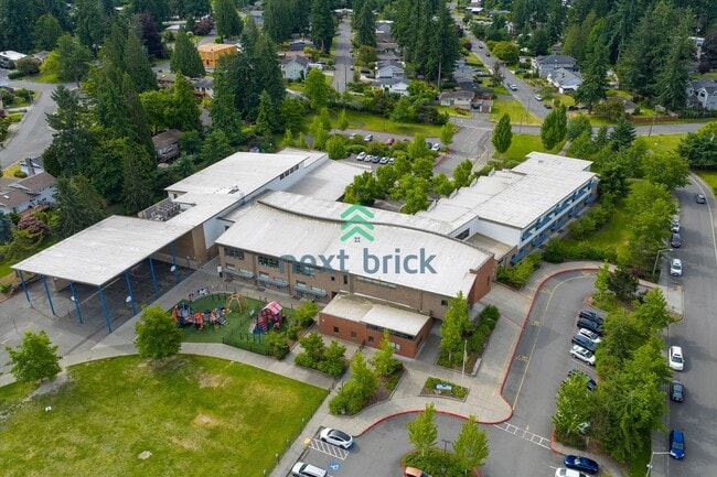 Building Photo - Spacious Home in Desirable Bellevue Neighb...