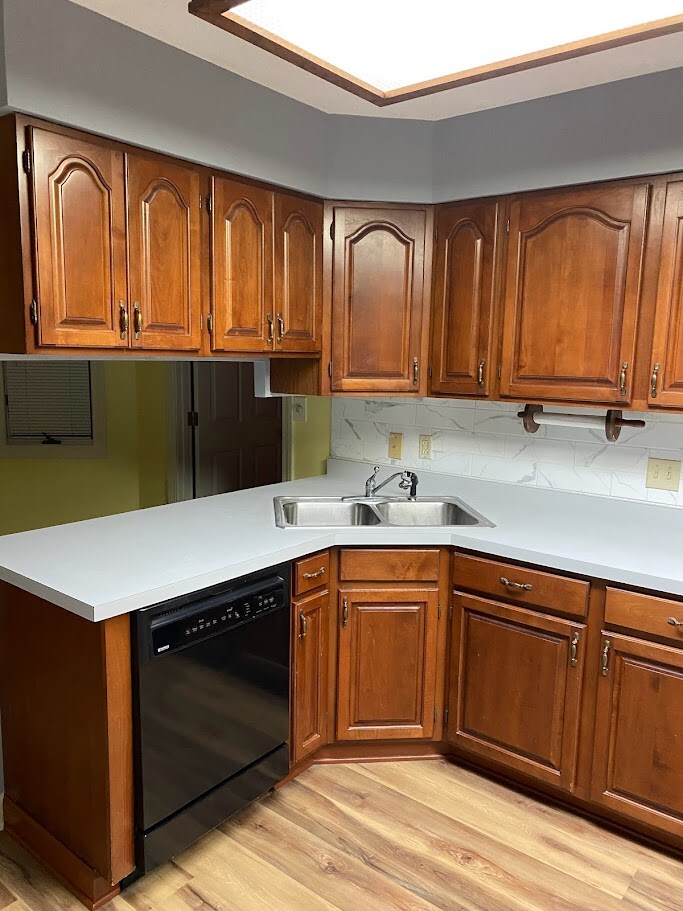 Building Photo - Room in Apartment on Knollwood Dr