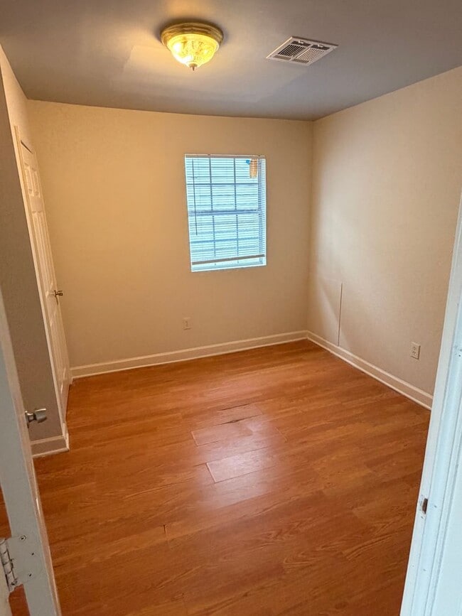 Building Photo - Large 2/3BD AND 2 FULL BATHS