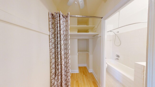 Building Photo - Lovely Studio Apartment In Historic Buildi...