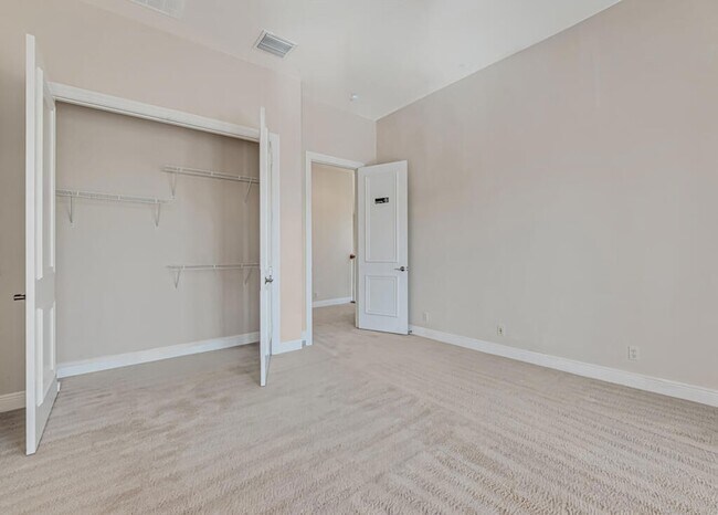 Building Photo - 10513 Versailles Blvd