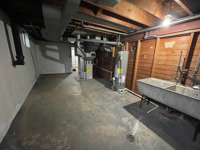 Building Photo - 1605 Monroe St