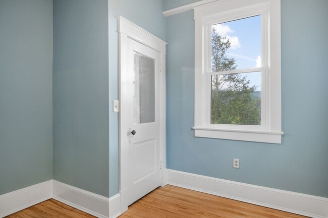 Building Photo - 4 to 5 bed / 2 Bath Just remodeled