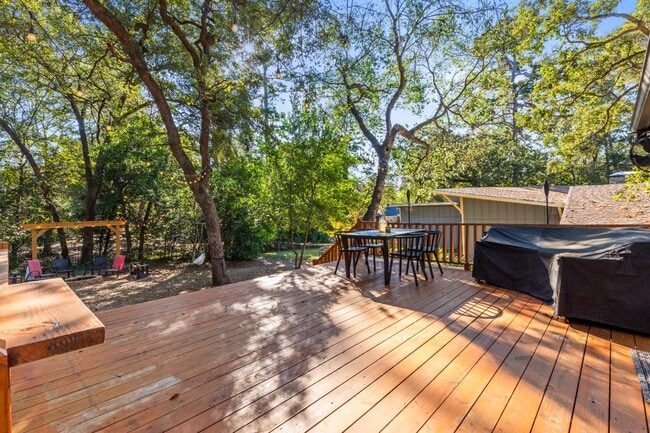 Building Photo - 319 Hideaway Lane Central