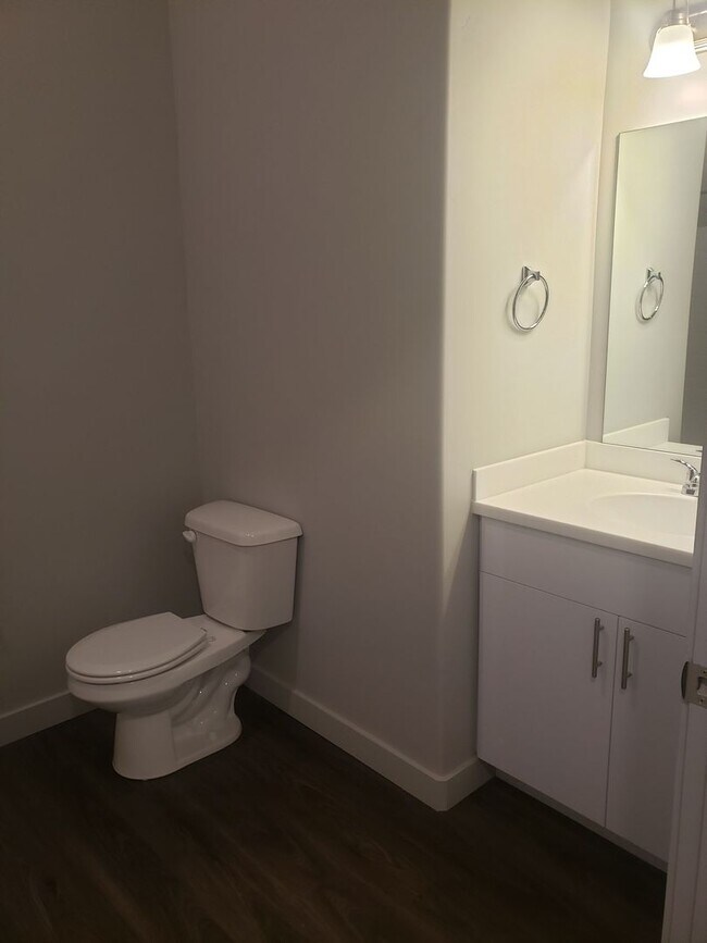 Building Photo - 2nd Floor 2bed 1 Bath in Springville!