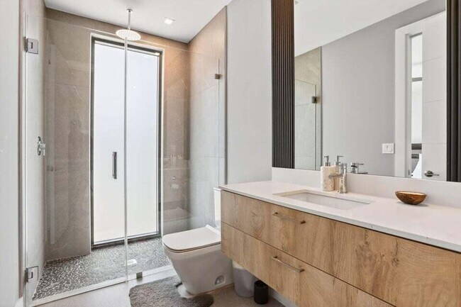 Building Photo - 925 NE 6th St