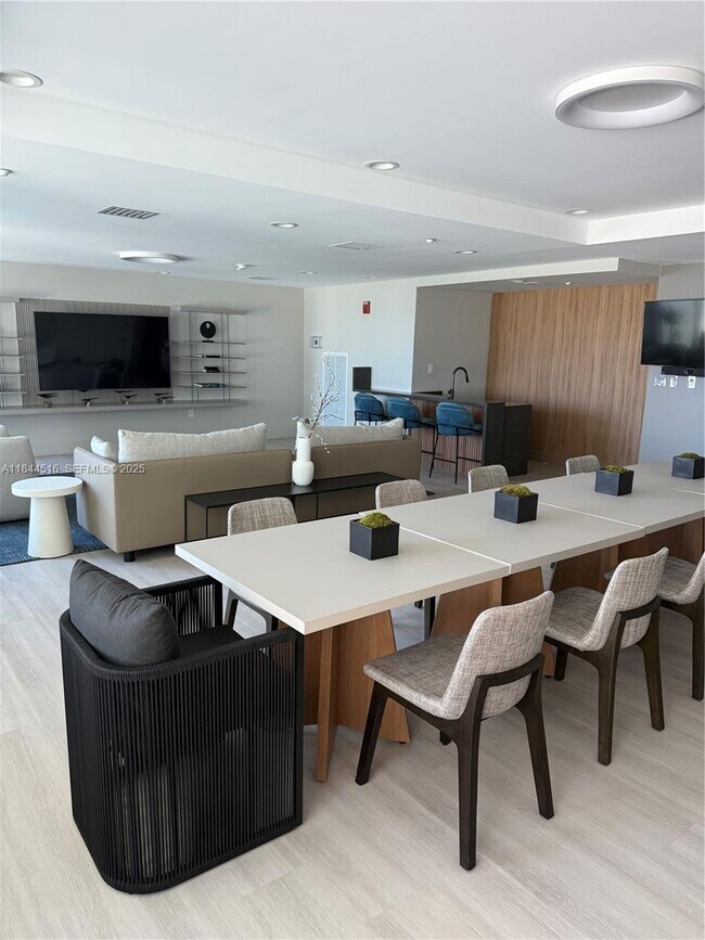 Building Photo - 5025 Collins Ave