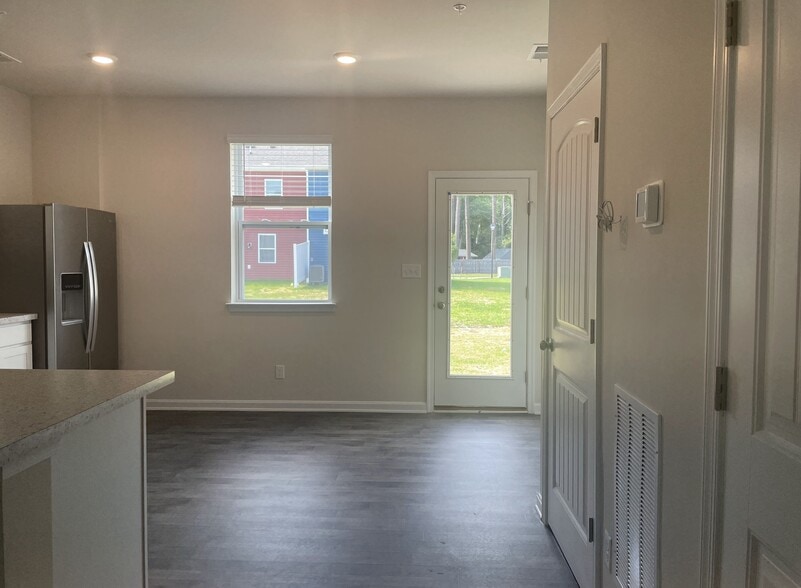 Building Photo - 114 Willowtree Ln