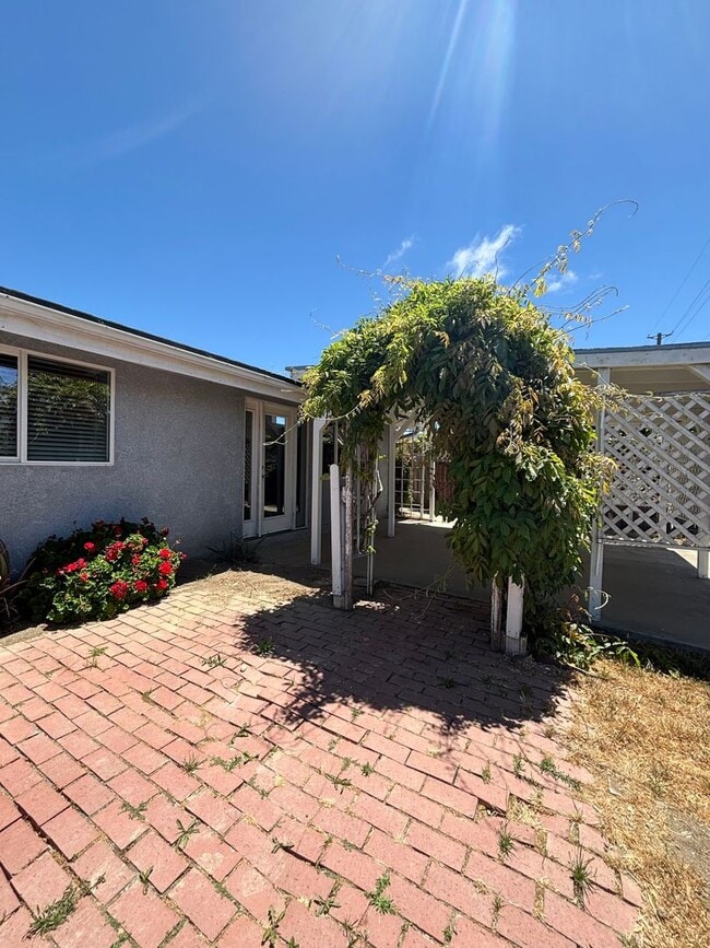 Building Photo - Lovely 3 Bedroom Home in Established Neigh...