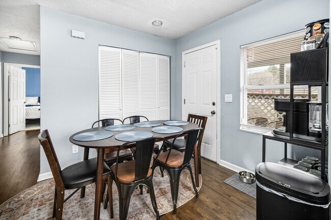 Building Photo - 866 United Ave SE