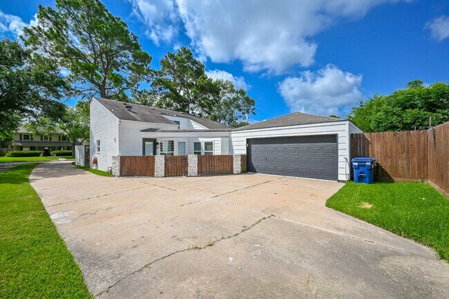 Building Photo - 4627 Turf Valley Dr