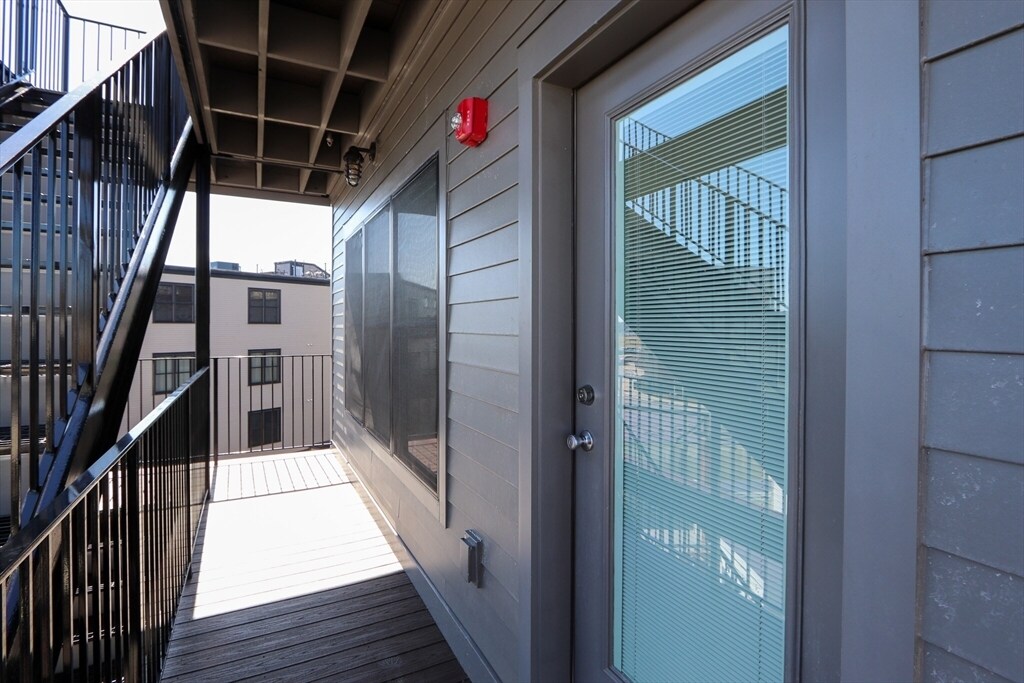 Building Photo - 27 Vinton St