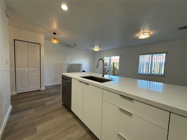 Building Photo - 322 NE 3rd St