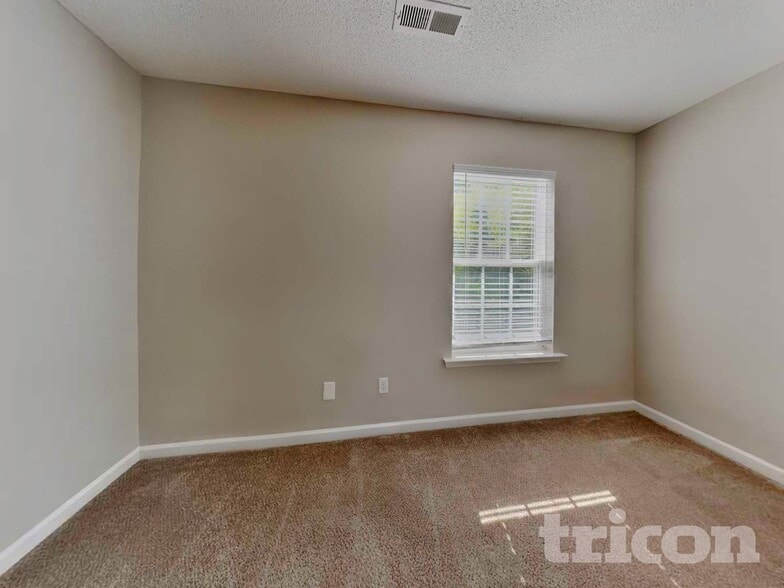 Building Photo - 6103 Glen Way Dr