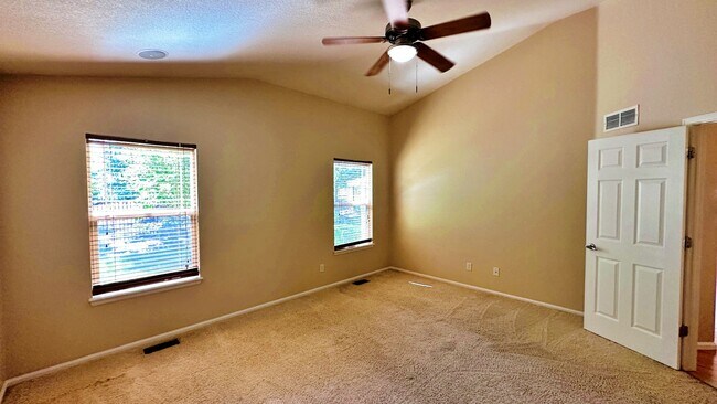 Building Photo - Fantastic 3 Bd 3 Bth + Office in Cherry Cr...