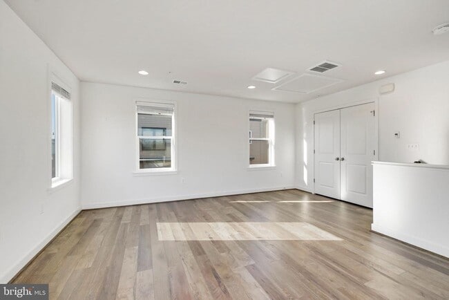 Building Photo - 16560 Crabbs Branch Way