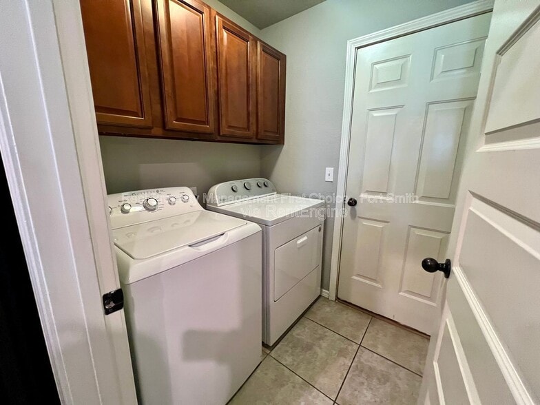 Building Photo - 423 Ridge Point Dr