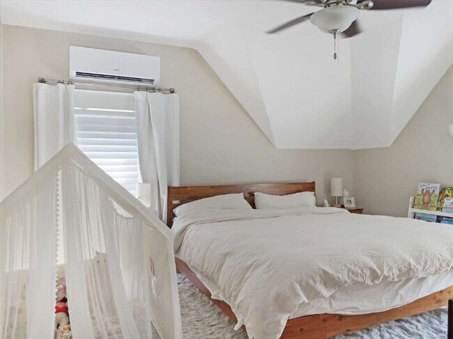 Building Photo - Charming 3 bedroom home in Uptown. Pets Welcome!