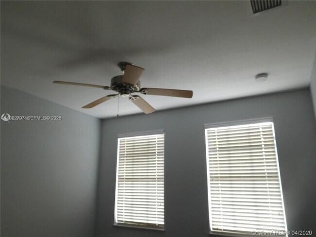 Building Photo - 646 NE 21st Ave