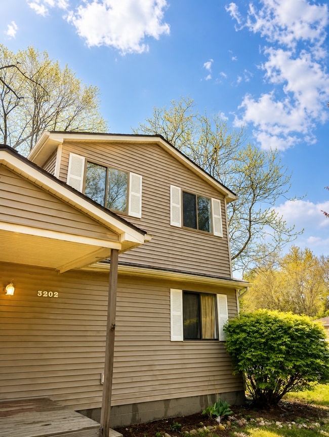 Building Photo - FRESHLY PAINTED, UPDATED BEAUTIFUL 3 BEDROOM/2 BATH HOUSE