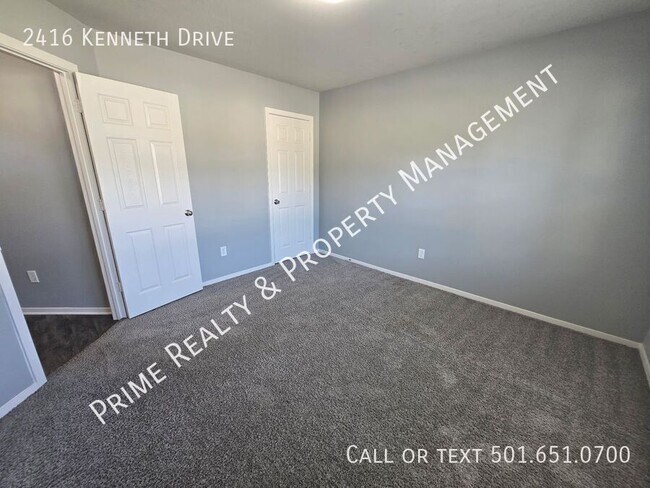 Building Photo - 2416 Kenneth Dr