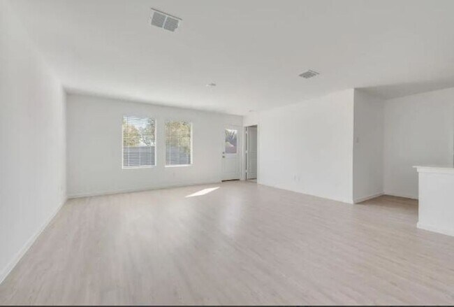 Building Photo - For Rent: Beautiful 4-Bedroom Home in Sherman, TX