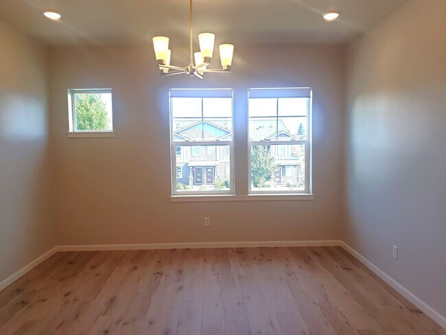 Building Photo - Reed's Crossing 2 bed/2.5 bath Townhome!
