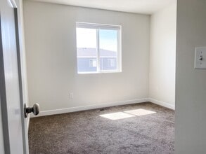 Building Photo - 1046 360 S