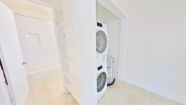 Building Photo - 1BR/1BA + Bonus Room Near Downtown St. Pete | 768 Sq Ft