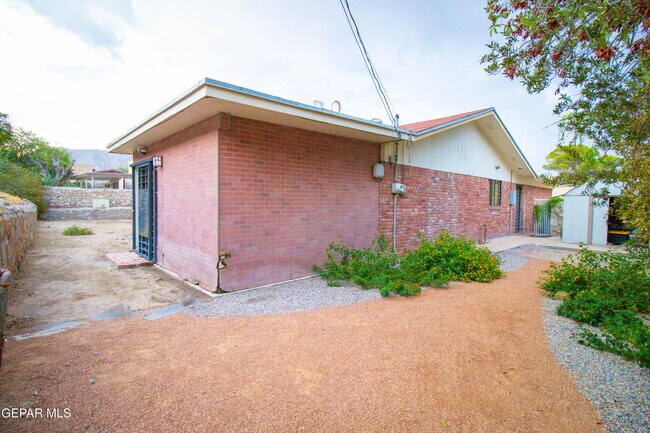Building Photo - 637 Westview Ave