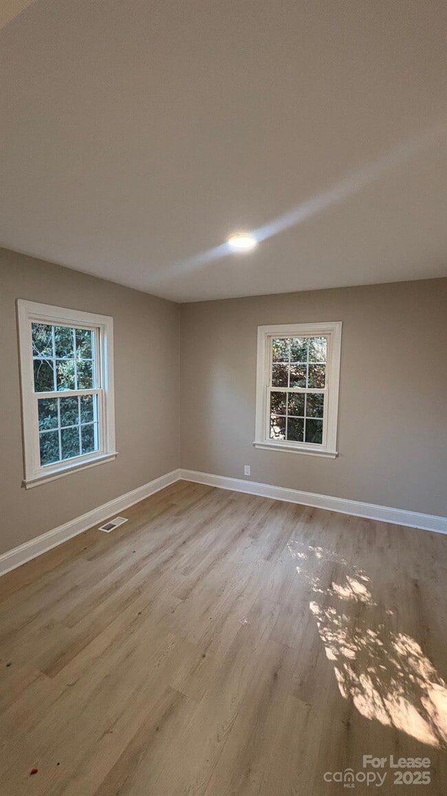 Building Photo - 3920 Admiral Ave