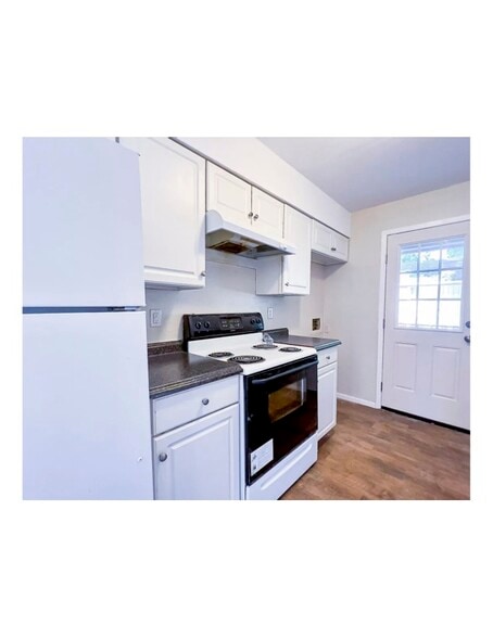 Building Photo - 200 Uhland Rd