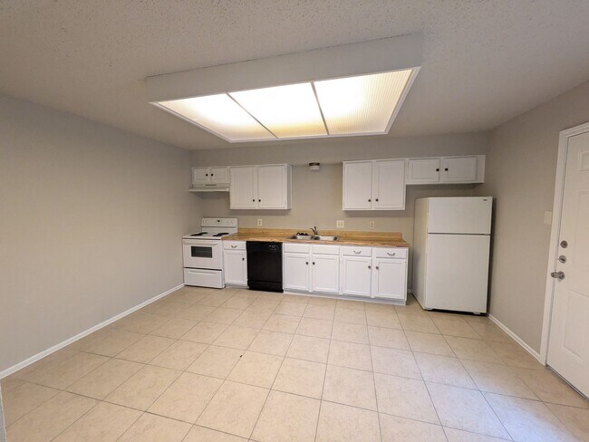 Building Photo - 330 W Byrd Blvd