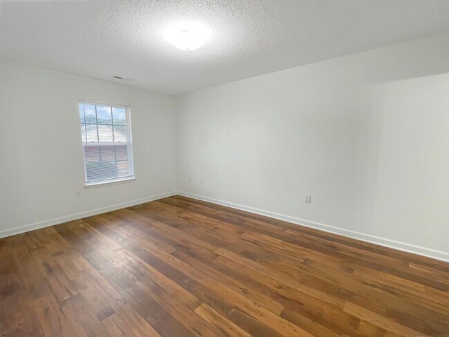 Building Photo - Single Level Home************Beautiful 1 Bedroom Villa************Brick Building