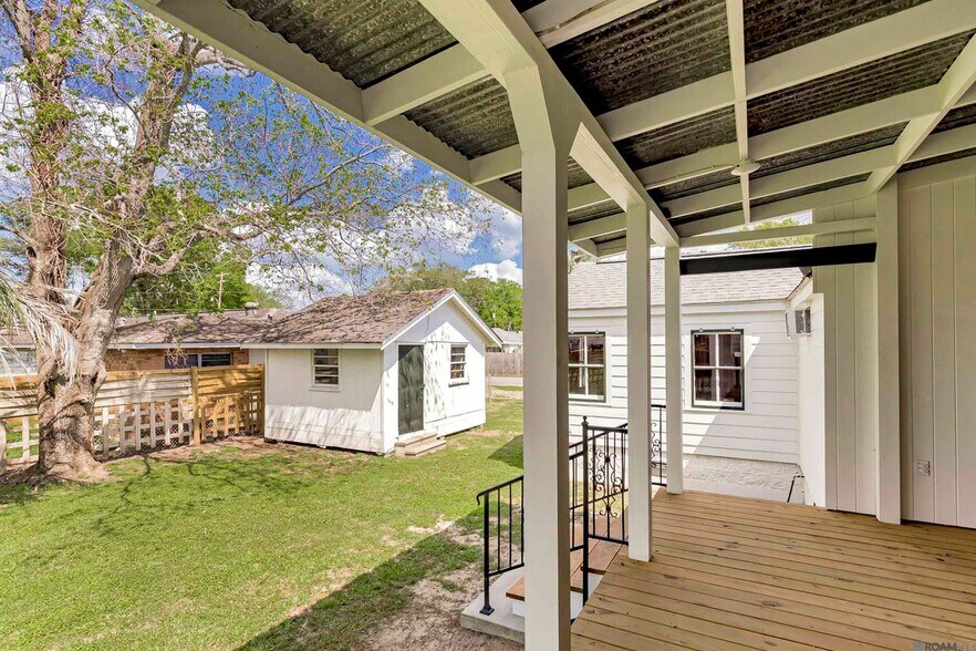 Building Photo - 222 E Sanders St