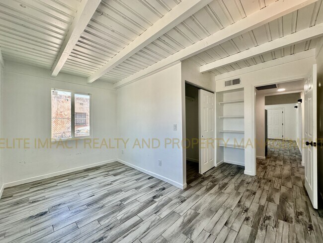 Building Photo - 1012 N Grande Ave