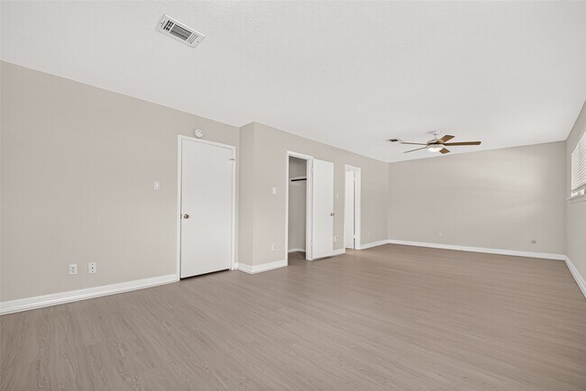 Building Photo - 10383 Briar Forest Dr