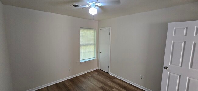 Building Photo - 5200 Broken Oak Dr