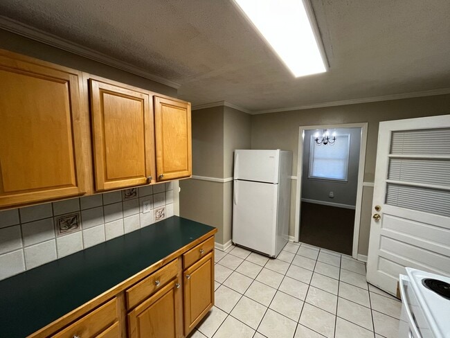 Building Photo - Charming 3-bedroom 1.5-bathroom brick home