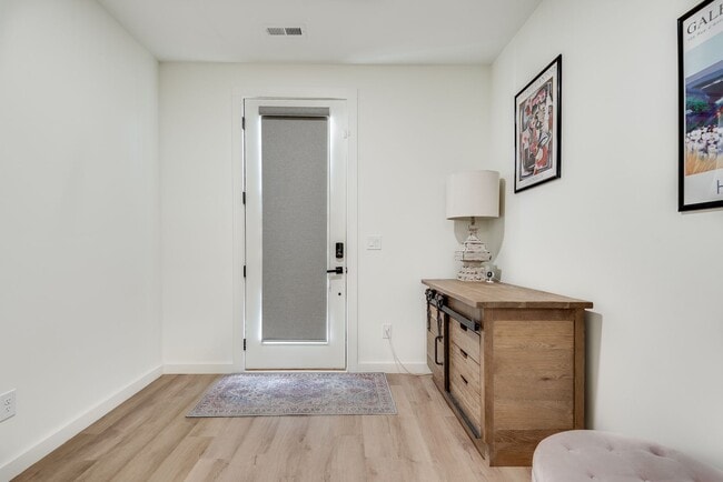 Building Photo - Gorgeous 3/3.5 Townhome Minutes From Downt...