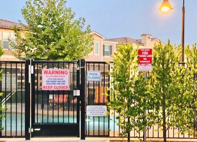 Building Photo - Beautiful, Stand Alone Condo in Resort-lik...