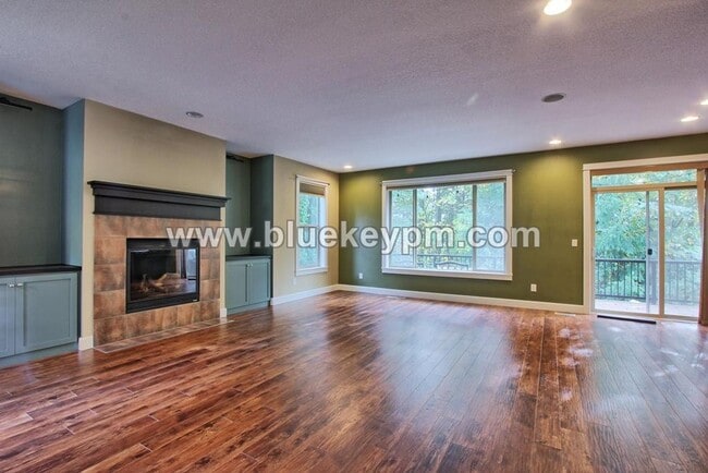 Building Photo - 5 Bedroom, 3.5 Bathrooms on a Culdesac, Wa...