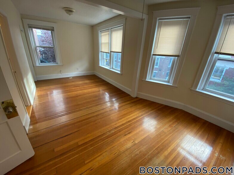 Building Photo - 6 Barrows St