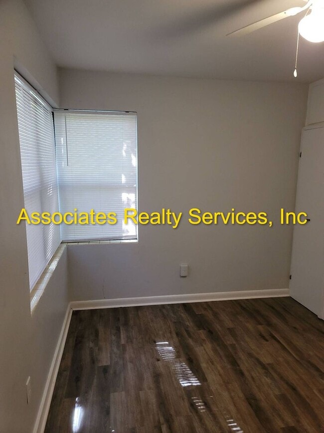 Building Photo - Spacious 3BR/2BA Home on a Quiet Corner Lot!