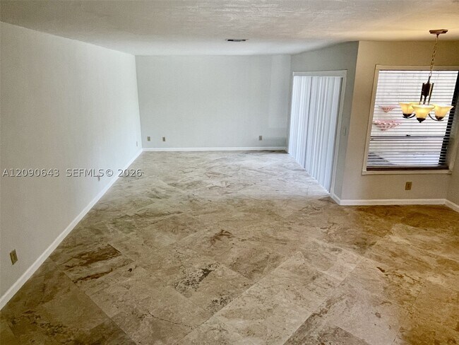 Building Photo - 2160 Bayberry Dr